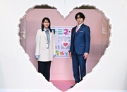 テレビ朝日系新ドラマ「ターミネーターと恋しちゃったら」の記者会見に出席した宮舘涼太（右）、臼田あさ美（左）