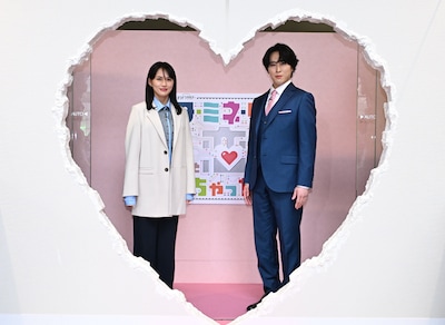 テレビ朝日系新ドラマ「ターミネーターと恋しちゃったら」の記者会見に出席した宮舘涼太（右）、臼田あさ美（左）