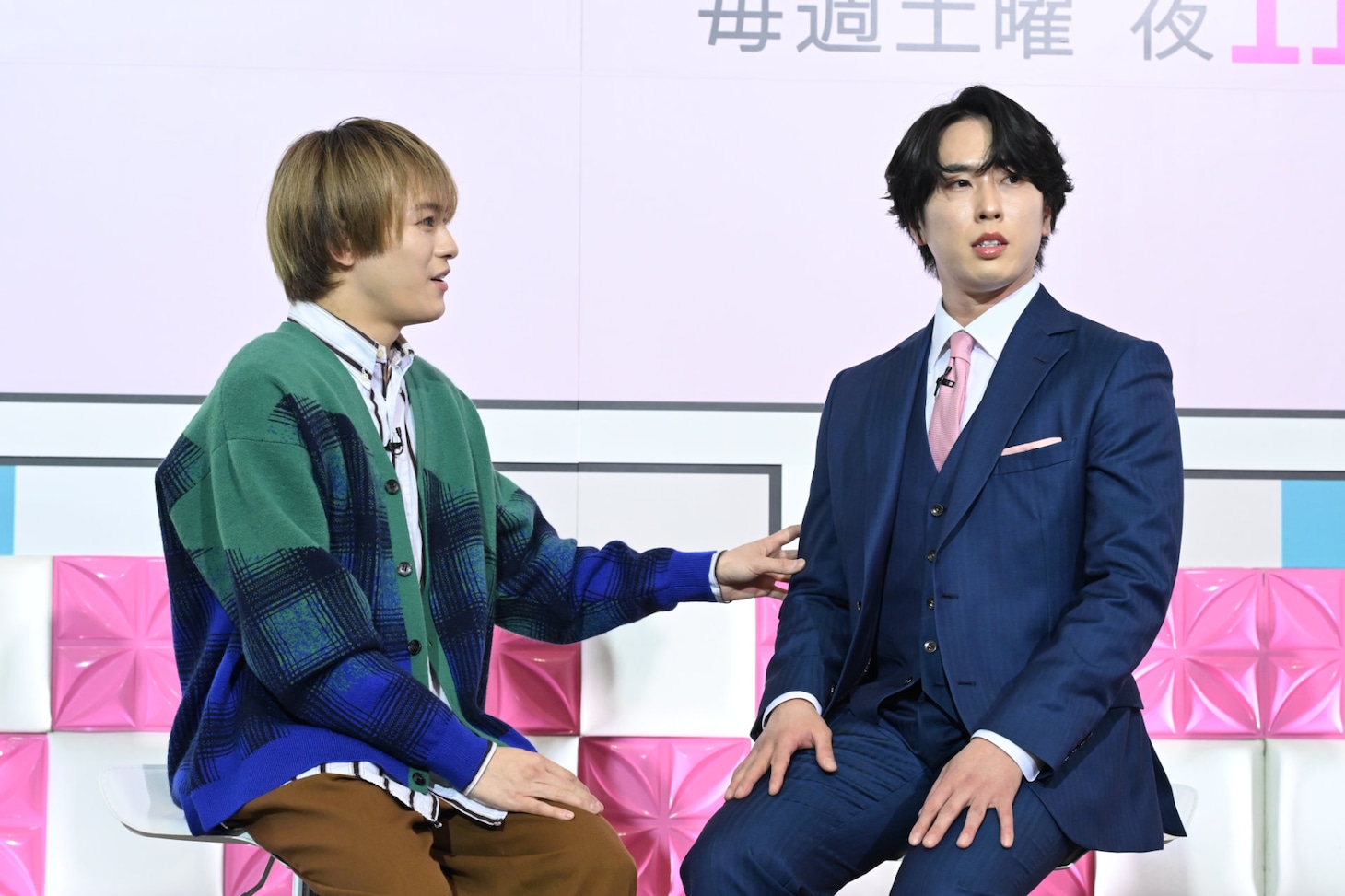 テレビ朝日系新ドラマ「ターミネーターと恋しちゃったら」の記者会見に出席した宮舘涼太（右）、松倉海斗（左）