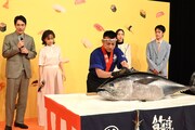 「時すでにおスシ!?」制作発表会見で行われた、マグロの解体ショーの様子