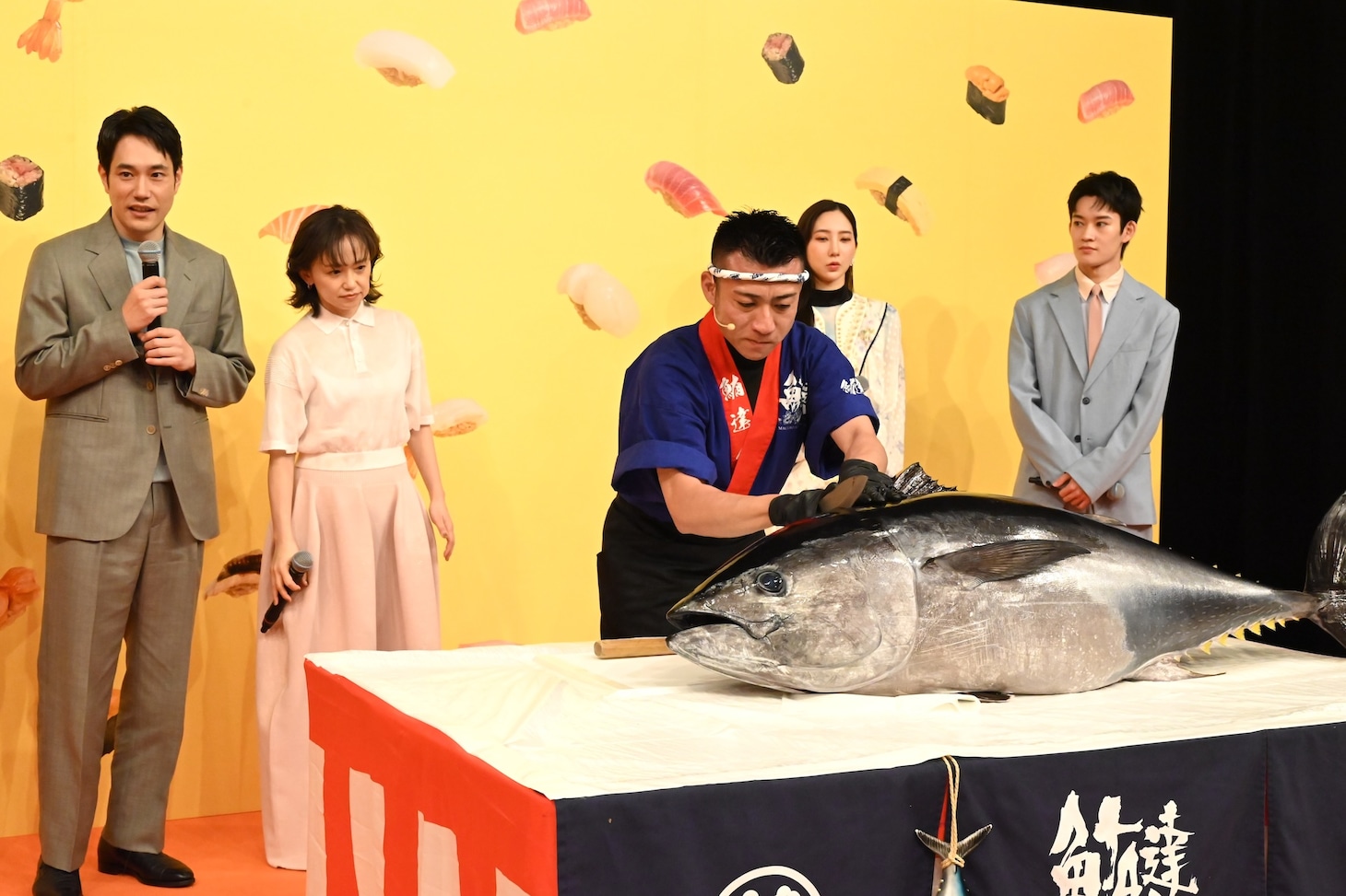 「時すでにおスシ!?」制作発表会見で行われた、マグロの解体ショーの様子