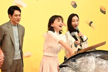 「時すでにおスシ!?」制作発表会見の様子。マグロの入刀式に挑戦する永作博美（中央）