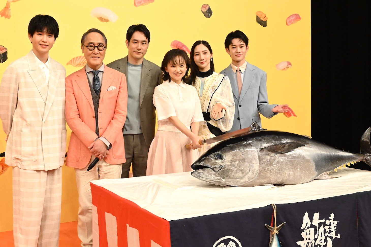 「時すでにおスシ!?」制作発表会見の様子。左から中沢元紀、佐野史郎、永作博美、松山ケンイチ、ファーストサマーウイカ、山時聡真