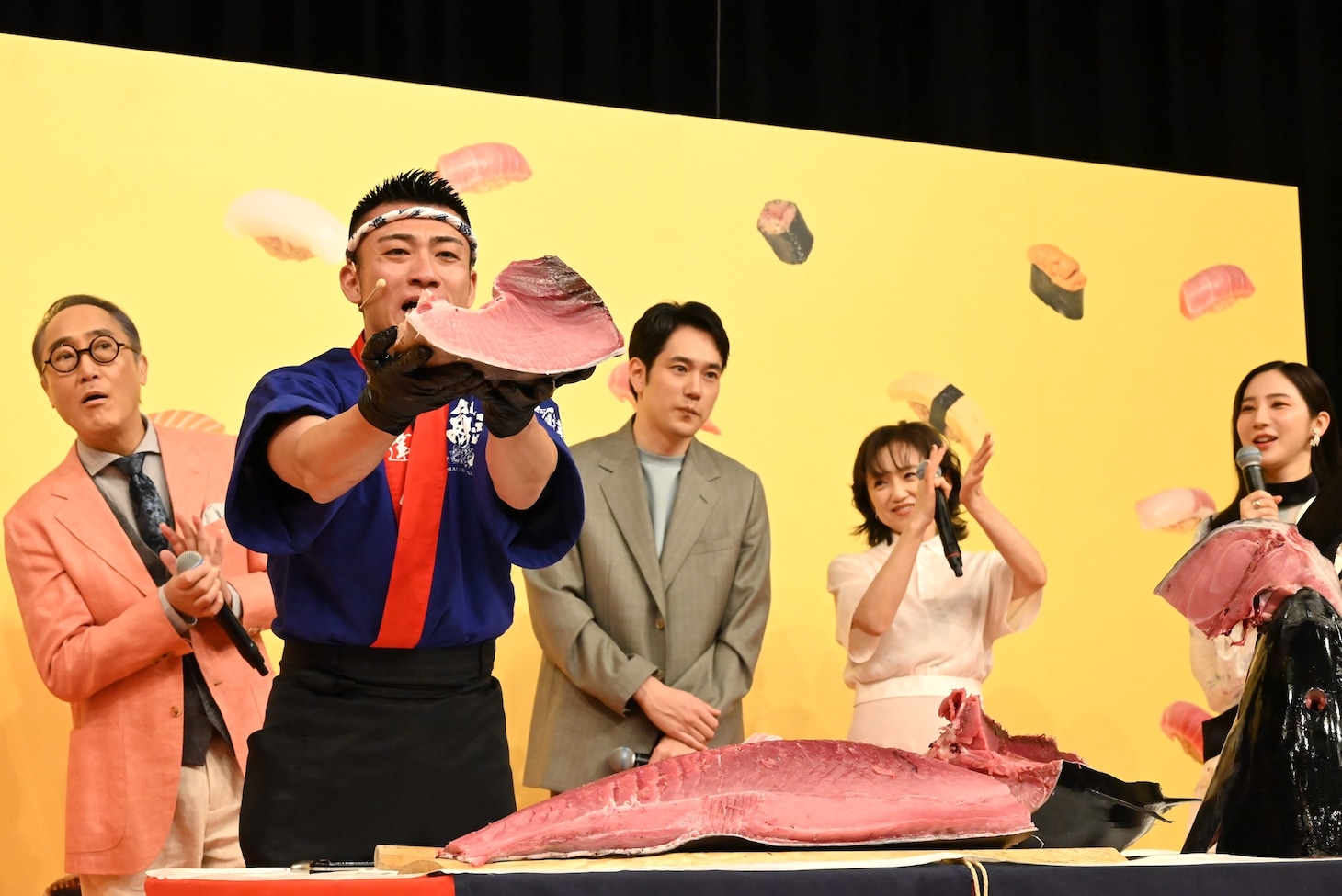 「時すでにおスシ!?」制作発表会見で行われた、マグロの解体ショーの様子