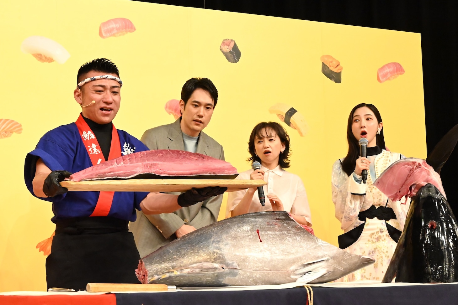 「時すでにおスシ!?」制作発表会見で行われた、マグロの解体ショーの様子