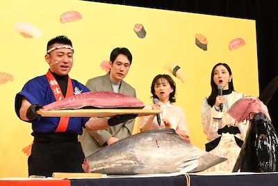 「時すでにおスシ!?」制作発表会見で行われた、マグロの解体ショーの様子