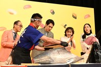 「時すでにおスシ!?」制作発表会見で行われた、マグロの解体ショーの様子