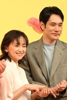 鮨を握るポーズをする永作博美（左）、松山ケンイチ（右）