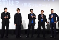 リレー形式のクイズに挑戦する登壇者たち。左から山田裕貴、本田響矢、細田善彦、八村倫太郎、ノボせもんなべ