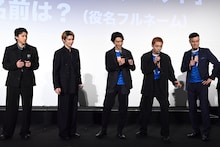 リレー形式のクイズに挑戦する登壇者たち。左から山田裕貴、本田響矢、細田善彦、八村倫太郎、ノボせもんなべ