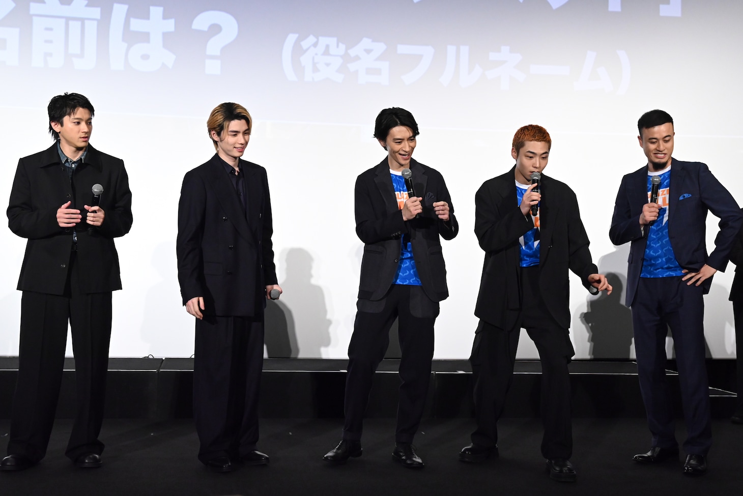 リレー形式のクイズに挑戦する登壇者たち。左から山田裕貴、本田響矢、細田善彦、八村倫太郎、ノボせもんなべ