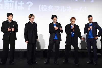 リレー形式のクイズに挑戦する登壇者たち。左から山田裕貴、本田響矢、細田善彦、八村倫太郎、ノボせもんなべ