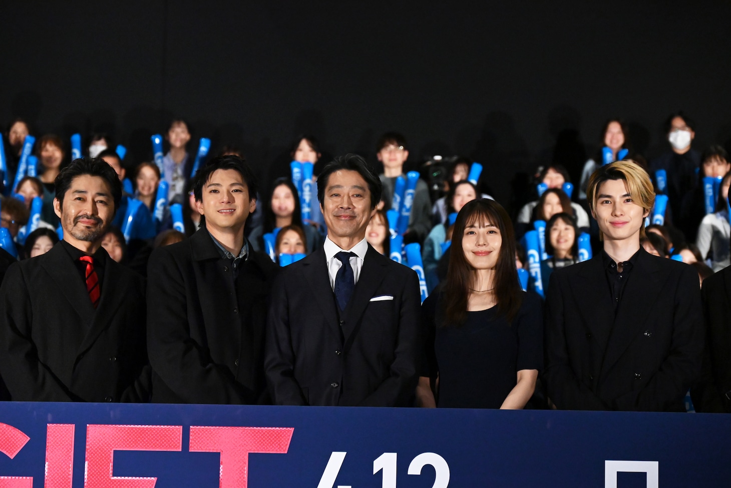 日曜劇場「GIFT」舞台挨拶の様子。左から安田顕、山田裕貴、堤真一、有村架純、本田響矢