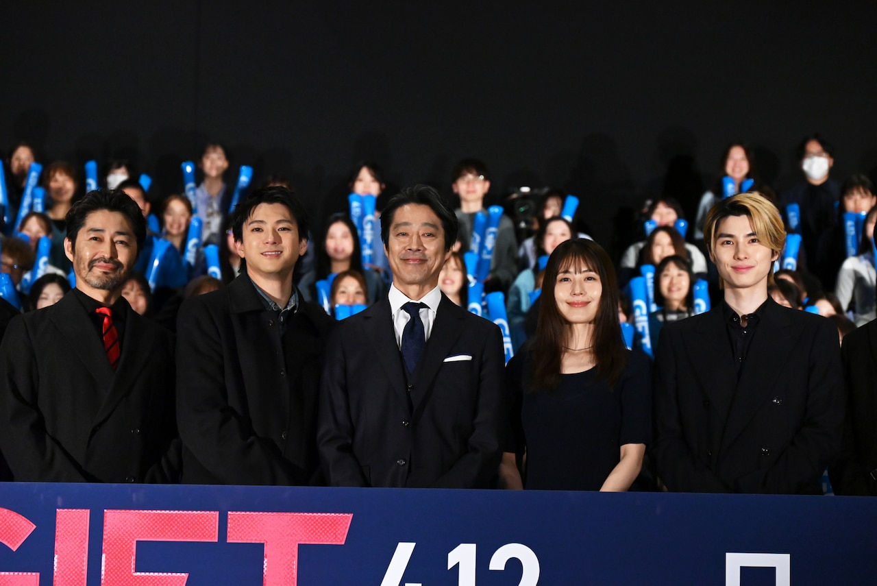 日曜劇場「GIFT」舞台挨拶の様子。左から安田顕、山田裕貴、堤真一、有村架純、本田響矢