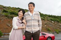 「免許返納!?」場面写真。舘ひろし演じる南条弘（右）と中山忍扮する妻・遥（左）