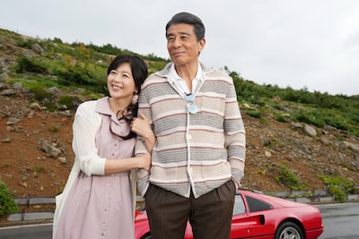 「免許返納!?」場面写真。舘ひろし演じる南条弘（右）と中山忍扮する妻・遥（左）