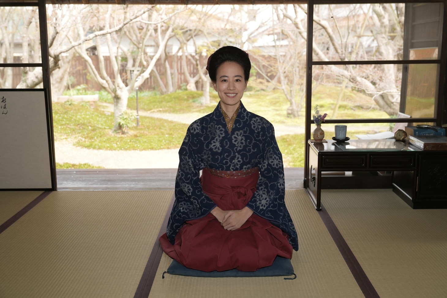 連続テレビ小説「ブラッサム」で主人公・葉野珠を演じる石橋静河。山口県岩国市でのロケに先立ち、主人公のモデルになった同市出身の作家・宇野千代の生家を訪問した