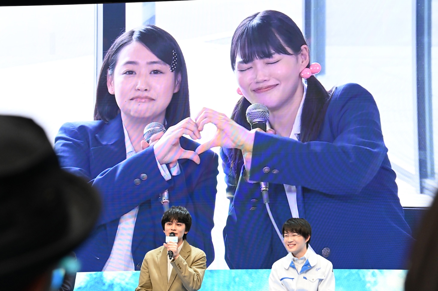 北村匠海演じる朝野峻一への愛を伝える西本まりん（左）、ゆめぽて（右）