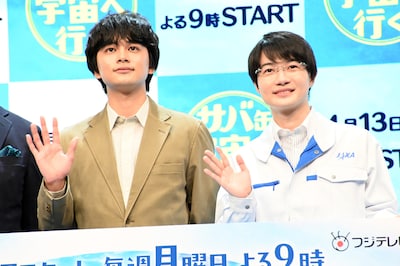 月9ドラマ「サバ缶、宇宙へ行く」で念願の共演を果たした北村匠海（左）、神木隆之介（右）