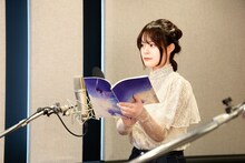 アニメーション映画「どこよりも遠い場所にいる君へ」のアフレコに臨む永瀬アンナ