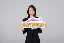 Netflixシリーズ「地獄に堕ちるわよ」のキャストである戸田恵梨香