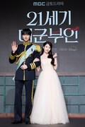 韓国ドラマシリーズ「21世紀の大君夫人」会見の様子。財閥家の次女ソン・ヒジュ役のIU（右）、孤独な王子イアン大君役のビョン・ウソク（左）