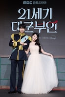 韓国ドラマシリーズ「21世紀の大君夫人」会見の様子。華やかな衣装をまとったIU（右）とビョン・ウソク（左）