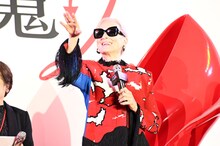 「プラダを着た悪魔2」来日スペシャルイベントより、ファンにキスを飛ばすメリル・ストリープ