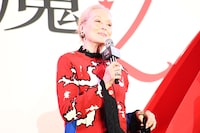 サングラスを外し歓声を浴びるメリル・ストリープ