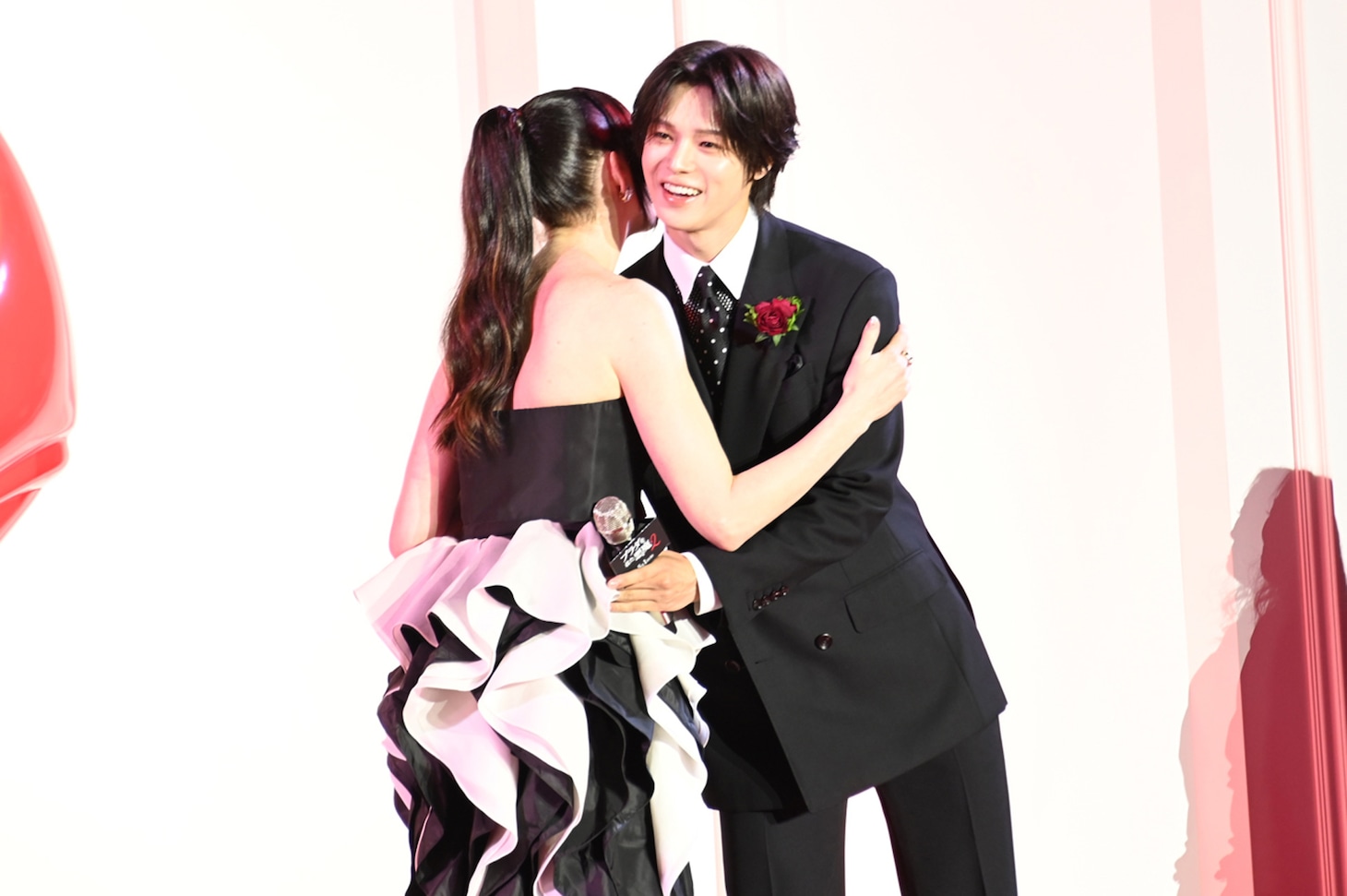 「プラダを着た悪魔2」来日スペシャルイベントより、アン・ハサウェイ（左）とK（&TEAM  / 右）