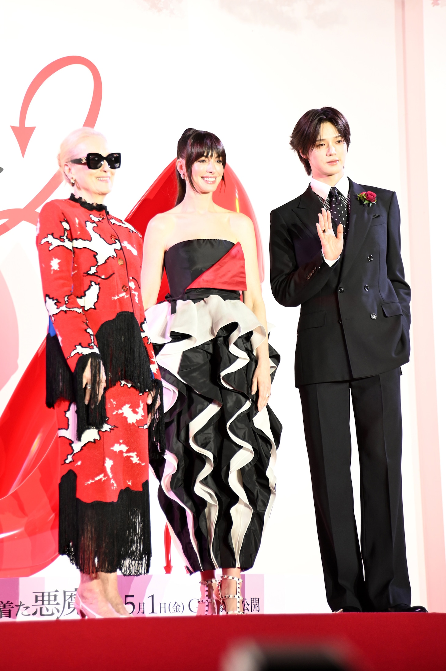 「プラダを着た悪魔2」来日スペシャルイベントの様子。左からメリル・ストリープ、アン・ハサウェイ、K（&TEAM）