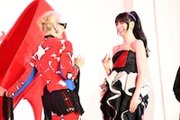 「プラダを着た悪魔2」来日スペシャルイベントより、笑い合うメリル・ストリープ（左）とアン・ハサウェイ（右）