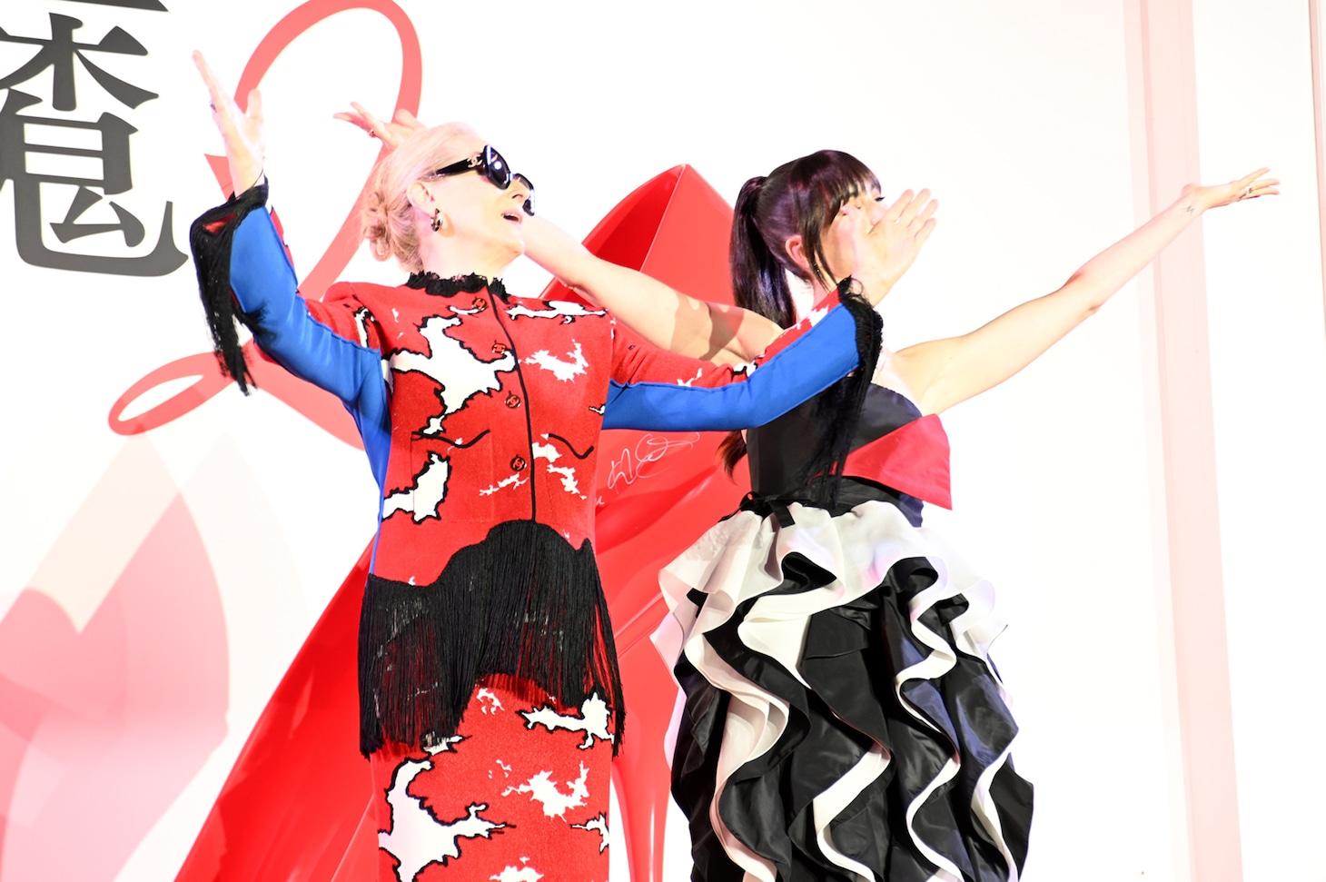 左からメリル・ストリープ、アン・ハサウェイ