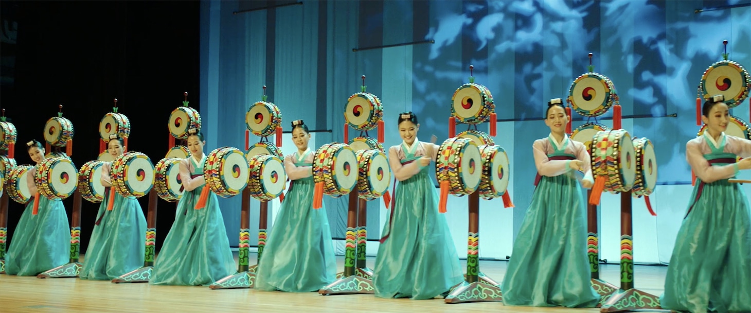 韓国映画「大丈夫、大丈夫、大丈夫！」場面写真。韓国舞踊・六鼓舞の様子