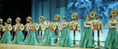 韓国映画「大丈夫、大丈夫、大丈夫！」場面写真。韓国舞踊・六鼓舞の様子