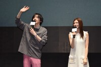 4月4日に「君が最後に遺した歌」の韓国キャンペーンで舞台挨拶に登壇した道枝駿佑（左）と生見愛瑠（右）