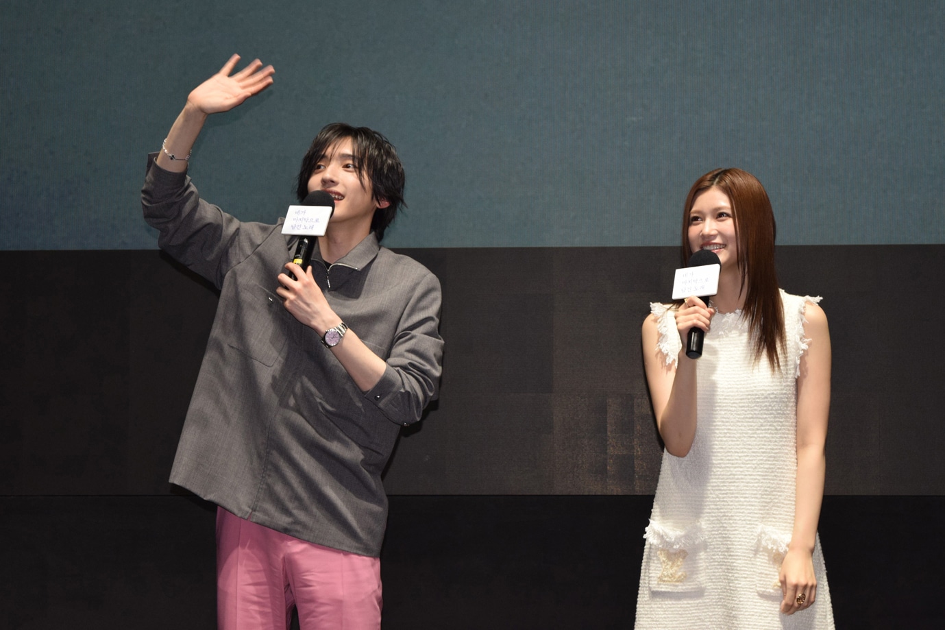 4月4日に「君が最後に遺した歌」の韓国キャンペーンで舞台挨拶に登壇した道枝駿佑（左）と生見愛瑠（右）