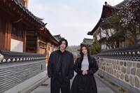 韓屋スタイルの街並みが特徴的な恩平韓屋村（ウンピョン・ハノックマウル）を訪れた道枝駿佑（左）と生見愛瑠（右）