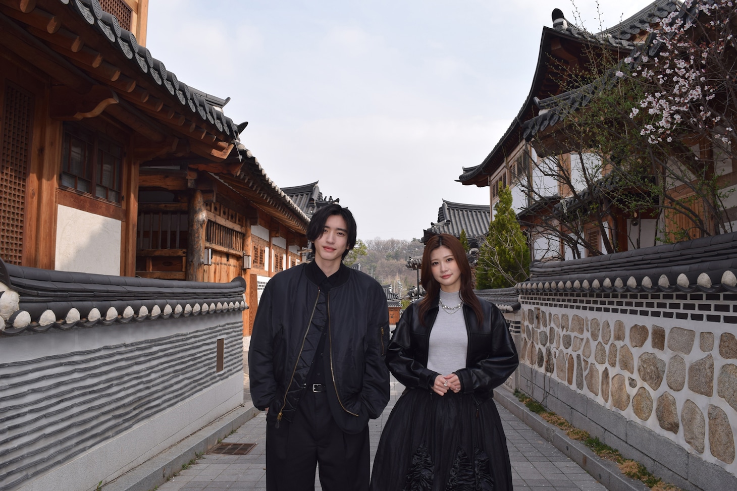 韓屋スタイルの街並みが特徴的な恩平韓屋村（ウンピョン・ハノックマウル）を訪れた道枝駿佑（左）と生見愛瑠（右）