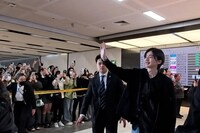 空港で約600人のファンの熱烈な歓迎を受けた道枝駿佑（右）