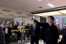 空港で約600人のファンの熱烈な歓迎を受けた道枝駿佑（右）