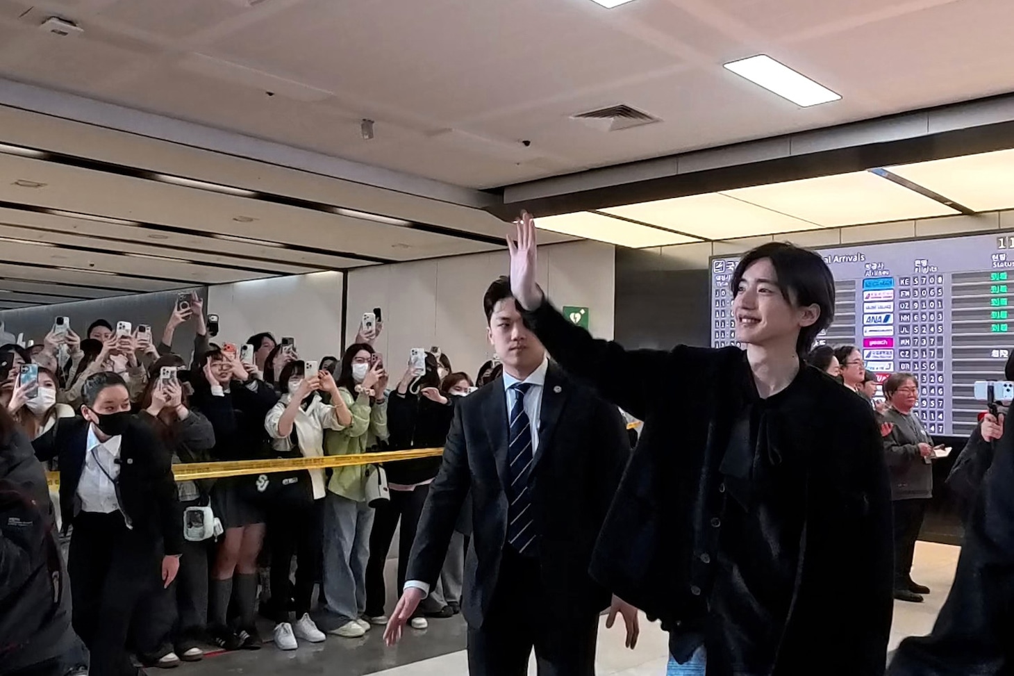 空港で約600人のファンの熱烈な歓迎を受けた道枝駿佑（右）