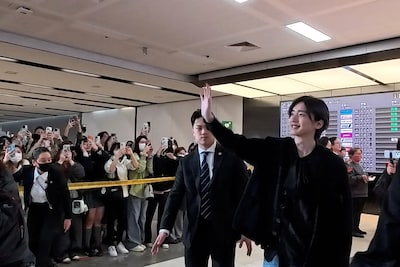 空港で約600人のファンの熱烈な歓迎を受けた道枝駿佑（右）