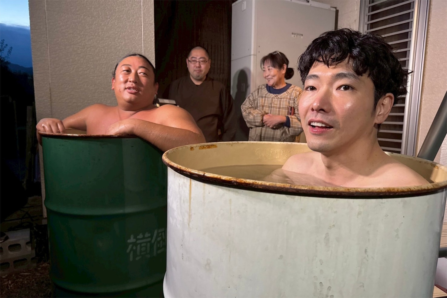 「秋山ロケの地図」1時間半SPより、ドラム缶風呂に入る秋山竜次（左）、柄本佑（右）