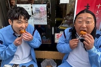 「秋山ロケの地図」1時間半SPより、秋山竜次（右）、柄本佑（左）