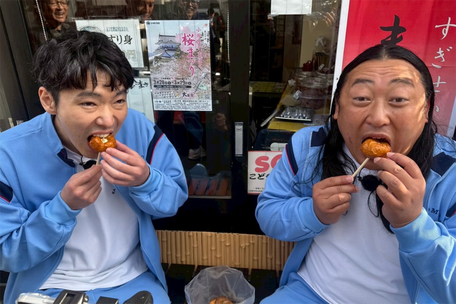 「秋山ロケの地図」1時間半SPより、秋山竜次（右）、柄本佑（左）