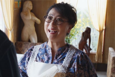 「見えない娘 THE INVISIBLES」より、友近演じる喫茶店の店員・水野富美子