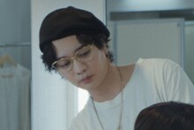 「見えない娘 THE INVISIBLES」より、浅沼晋太郎演じるヘアメイク・MAMORU