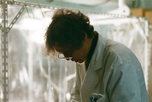 「見えない娘 THE INVISIBLES」より、加藤雅也演じる医者・小柳仁