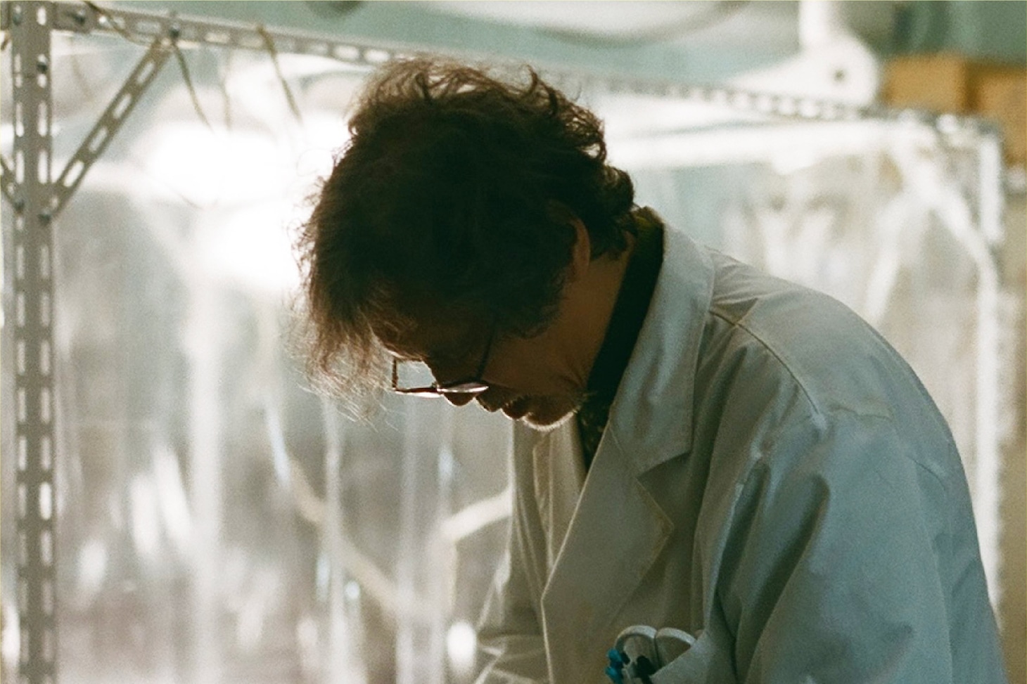 「見えない娘 THE INVISIBLES」より、加藤雅也演じる医者・小柳仁